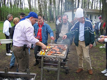 Mit Begeisterung und Grillzangen dabei: Junge Nsner am Kuhweiher. Foto: Horst Gbbel