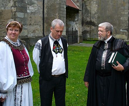 Vertreter der HOG Bistritz-Nsen, Annemarie Wagner und Dr. Hans Georg Franchy im Gesprch mit dem Bistritzer Stadtpfarrer Hans Dieter Krauss (rechts). Foto: Wagner