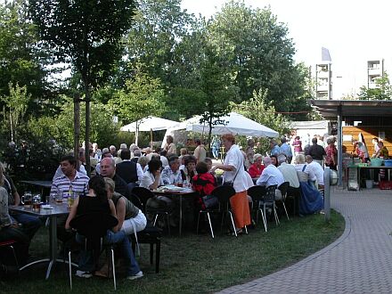 Es war ein gelungenes 'Fest unter der Eiche' am Tag der offenen Tür im Nürnberger Haus der Heimat, mit zahlreichen Gästen, ansprechendem Programm und guter Stimmung sowie hochrangigen Ehrengästen, darunter der bayerische Innenminister Dr. Günter Beckstein. Foto: Doris Hutter
