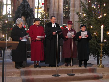 In St. Sebald Nrnberg gedachten Deportierte mit Wrde an die Ereignisse vor 60 Jahren, von links nach rechts: Sara Wagner, Adele Morth, Anna Schuller und Katharina Kirschner. In der Mitte: Pfarrer Hans Rehner. Foto: Horst Gbbel