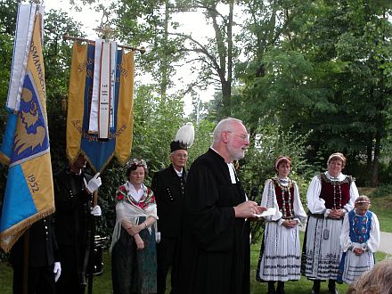 Andacht unter der Eiche im Haus der Heimat mit Pfarrer W. Bttner. Foto: Doris Hutter