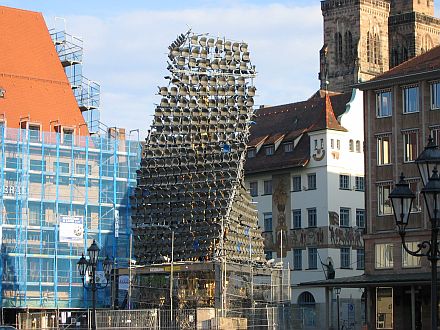 Gibt Anlass zu Diskussionen ber moderne Kunst: der verdeckte Schne Brunnen in Nrnberg. Foto: Horst Gbbel
