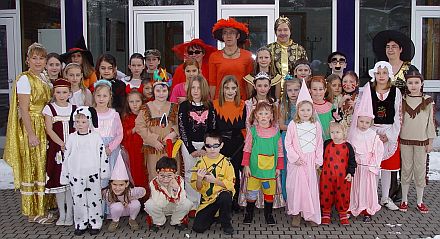 Aufstellen zum Gruppenbild - Verschnaufpause beim Kinderfasching. Foto: Traute Schller