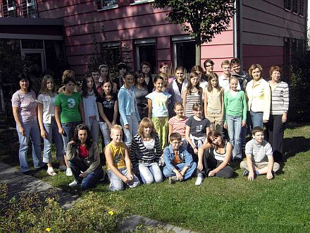 Gruppenfoto aller Teilnehmer und Teilnehmerinnen am Kunst-Workshop vor dem 