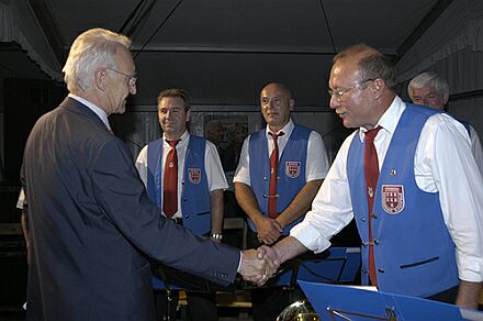 Ministerprsident Edmund Stoiber gratuliert Richard Taub, dem Leiter der Siebenbrger Blaskapelle Nrnberg. Foto: Werner Bumeder