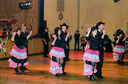Darbietung der Siebenbürger Tanzgruppe Nürnberg beim Faschingsball 2004. Foto: Horst Penteker