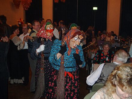 Die Hexen fegen lustig bers Parkett. Foto: Georg Hutter