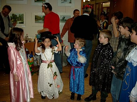 Im Mittelpunkt des Geschehens: bunt geschminkte Kinder feiern Fasching. Foto: Kurt Folkendt.