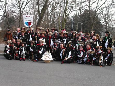 Urzeln pflegen siebenbrgisch-schsisches Brauchtum ffentlichkeitswirksam auch in der neuen Heimat, hier vor dem Umzug am Stadtpark in Nrnberg. Foto: Sigrid Roth