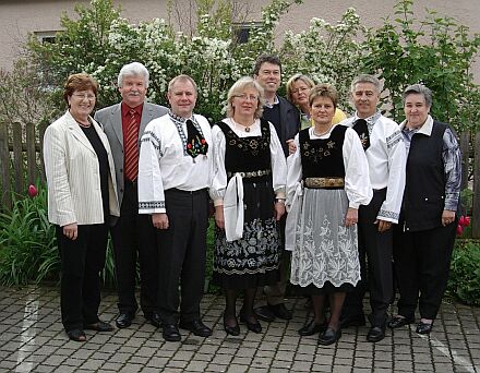 Vorstandsmitglieder der HOG Nubach mit Ehrengsten aus Nubach/Oberkirch, von links nach rechts: Inge Benz, Wilhelm Benz (Ortsvorsteher Nubach/Oberkirch), Harald Zelgy (Nachbarvater), Renate Zelgy, Robert Schuler (Geschftsfhrer der Ortvereine Nubach/Oberkirch), Priska Schuler, Hajni Teutsch, Georg Teutsch (Schriftfhrer) und Emmi Schmidts (Kassenwart).