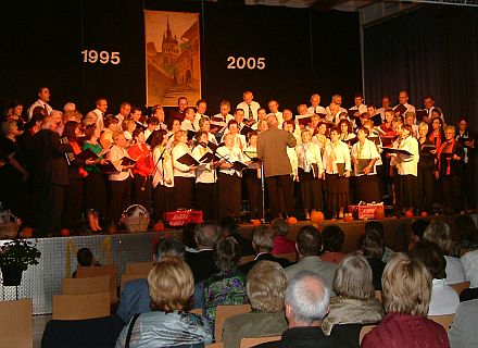 Ihre zehnjhrige Sngerfreundschaft feierten die Chre aus Schburg und Obereisesheim mit einem gemeinsamen Konzert. Foto: Oliver Urtel