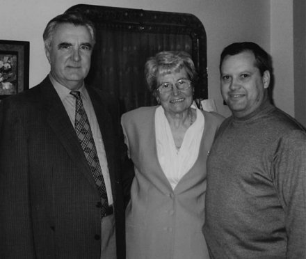 Erna Roth-Oberth (Bildmitte) und der Oberth-Biograf Hans Barth (links) mit dem rumnischen Kosmonauten Prunariu in dessen Bukarester Wohnung.