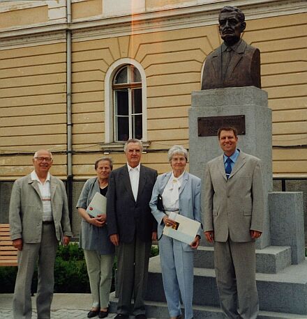 Whrend ihres Aufenthalts in Siebenbrgen wurden Dr. Erna Roth-Oberth und Dr.-Ing. Hans Barth (links) von Oberbrgermeister Klaus Johannis empfangen, hier eine Aufnahme vor dem im Dezember 2002 eingeweihten Hermann-Oberth-Denkmal vor dem Hermannstdter Rathaus.