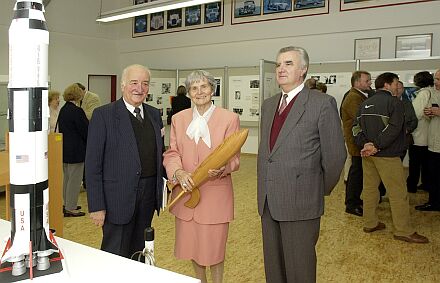 Bei der Erffnung der Oberth-Ausstellung im Technik Museum, von links nach rechts: Karlheinz Bckle, Pressesprecher des Technik Museums Sinsheim; Dr. Erna Roth-Oberth, Dr. Hans Barth. Foto: Peter Scherer