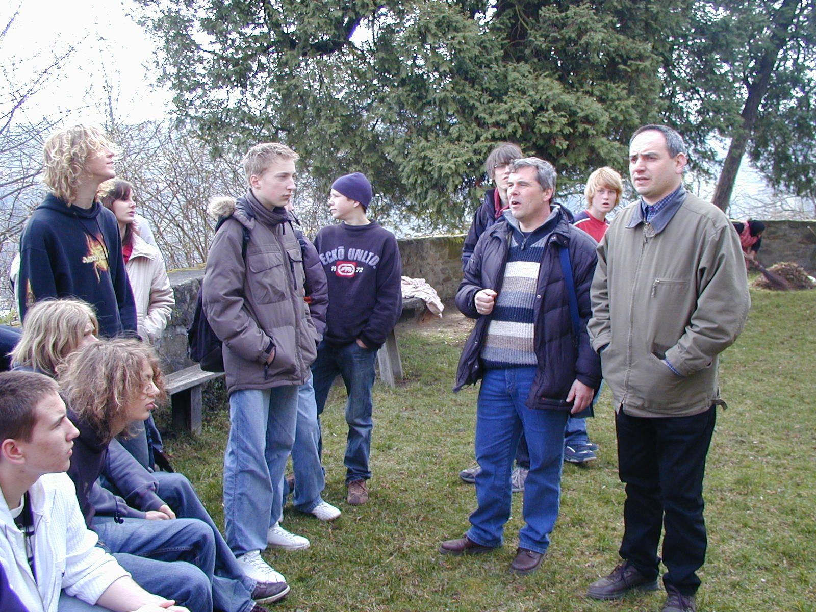 Dechant Bruno Frhlich mit Pfarrer Sattler und den Schlern bei der Begrung auf der Burg in Schburg.