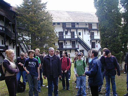 Schler des Albrecht-Ernst-Gymnasiums in Oettingen im Innenhof der zum UNESCO-Weltkulturerbe gehrenden Kirchenburg in Tartlau.