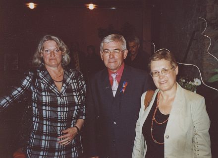 Nach der Verleihung des Goldenen Ehrenwappens an Brgermeister Lothar Oheim: Karin Servatius-Speck, Stellvertretende Bundesvorsitzende (links), und Dr. Irmgard Sedler, Vorsitzende des Trgervereins Siebenbrgisches Museum Gundelsheim (rechts). Foto: Gnter Speck