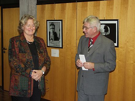 Karin Servatius-Speck und Brgermeister Lothar Oheim bei der Ausstellungserffnung. Foto: Hans-Werner Schuster