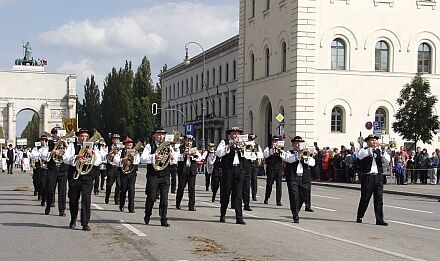 Urweger Blaskapelle Garching fhrte die siebenbrgischen Trachtrger beim Oktoberfestzug an. Foto Petra Reiner