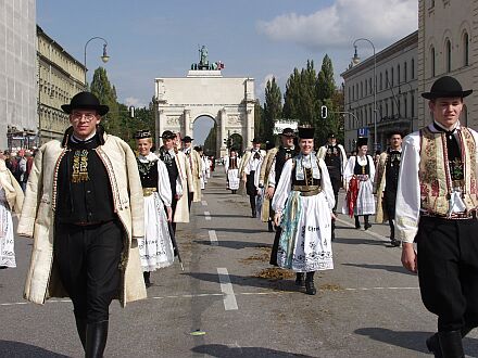 Trachtentrger der Hermannstdter Gegend auf der Leopoldstrae vor dem Siegestor. Die Mdchen mit Borten, die Jungen mit Pelzweste oder Kirchenpelz. Foto: Petra Reiner