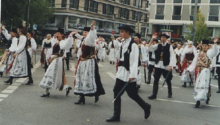 Die Freude und Begeisterung der Trachtentrger bertrgt sich auf die Zuschauer. Foto: Petra Reiner