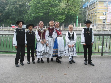 Die jüngsten Teilnehmer des Trachtenzuges verstärkten die Gruppe, die das Nösnerland repräsentierte, und hatten sichtlich Spaß. Foto: Hans-Werner Schuster
