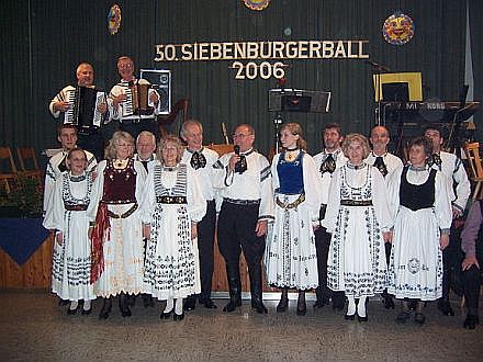 50. Ball der Siebenbrger Sachsen in Vcklabruck: Vereinsobmann Johann Haitchi (Mitte) mit Mitgliedern der Volkstanzgruppe Vcklabruck.