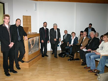 Orgeleinweihung in Drabenderhhe, von links: Organist Christian Orben, Kreiskantor Hans-Peter Fischer, Pfarrer Frank Mllenmeister, Heimleiter Hans Klein, Landesvorsitzender Harald Janesch, KreisgruppenvorsitzendeEnni Janesch, Bundesvorssitzender Volker Drr, Vorsitzender des Adele-Zay-Vereins Kurt Franchy und Orgelbauer Thobias Thei. Foto: Christian Melzer