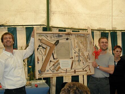 Orgelbauer-Kollegen aus Dresden prsentieren ihr Geschenk. Foto: Willy Kmpfer