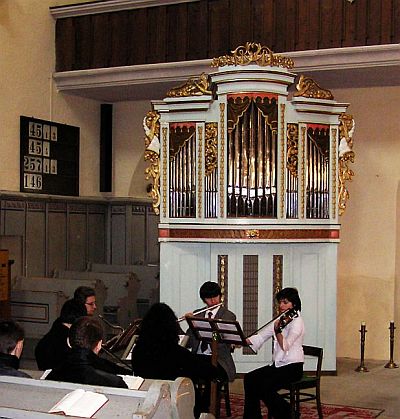 Junge Instrumentalgruppe in Begleitung der Zieder Barockorgel aus dem 18. Jahrhundert. Foto: Martin Ohnweiler