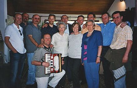 Die Gruppe der Osterbespritzer am zweiten Ostertag im Hause des Vorsitzenden der Kreisgruppe Wrzburg. Am Akkordeon Gerhard Roth, ehemaliger Leiter des Melody-Sextetts