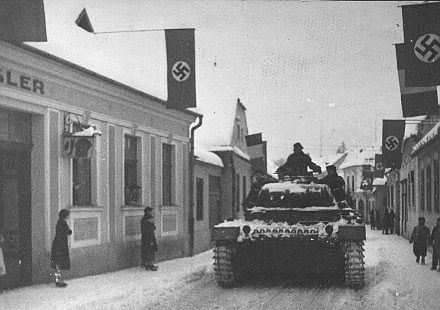 Historisches Bilddokument: deutscher Panzer (vor der Wollkmmerei und Walkerei Fritz Dressler) in der mit Hakenkreuzfahnen beflaggten Schmiedgasse in Mediasch, Winter 1940/41. Bei Hans Bergels Lesung aus seinem noch unverffentlichten Roman 