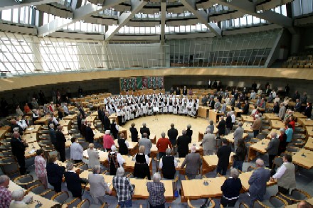 Plenarsaal des Landtags von Nordrhein-Westfalen: Die Festversammlung singt zum Ausklang der Feierstunde das Siebenbrgenlied und das Deutschlandlied. Foto: Christian Melzer