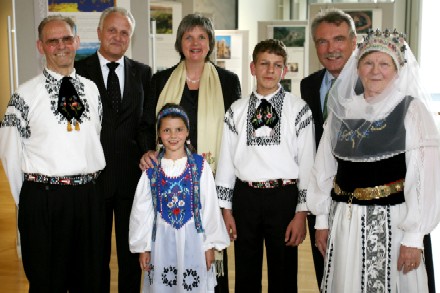 Vertreter des Patenlandes und der Landsmannschaft bei der Feierstunde im Landtag, von links: NRW-Landesvorsitzender Harald Janesch, Bundesvorsitzender Volker Drr, Landtagsprsidentin des Landes NRW, Regina van Dinther, Sofia Schuller, Thomas Kaun, Kulturstaatssekretr Hans-Heinrich Grosse-Brockhoff, Bundesfrauenreferentin Enni Janesch. Foto: Christian Melzer