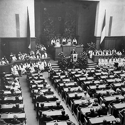 Historischer Moment: Im Plenarsaal des nordrhein-westflischen Landtags wurde 1957 die Patenschaft des Landes Nordrhein-Westfalen fr die Landsmannschaft der Siebenbrger Sachsen in Deutschland feierlich verkndet. Foto: J. Retzlaff