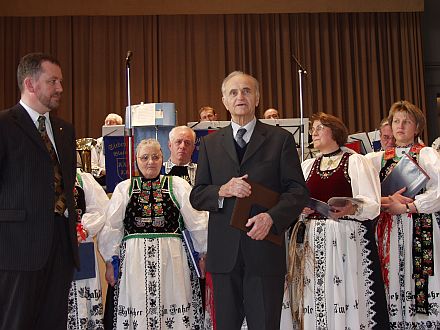 Paul Staedel (Mitte) wurde vom Stellvertretenden Bundesvorsitzenden der Landsmannschaft, Dr. Bernd Fabritius (links), mit dem Siebenbrgisch-Schsischen Verdienstabzeichen „Pro Meritis“ geehrt. Foto: Doris Roth