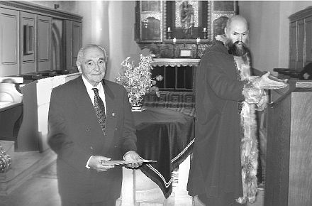 Verleihung der Walburga-Auszeichnung an Peter Handel (links) durch Stadtpfarrer Stefan Cosoroabă in der evangelischen Kirche in Heltau. Foto: Gerhard Auner