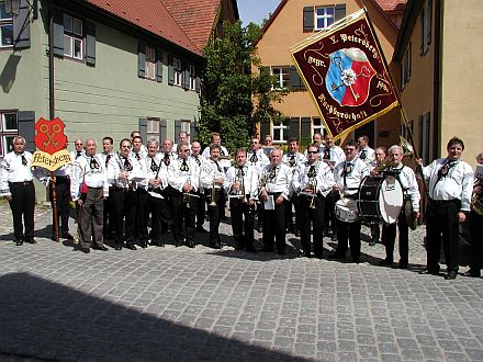 Die Heimatortsgemeinschaft Petersberg war beim diesjhrigen Heimattag mit zahlreichen Trachtentrgern und erstmals mit der Blaskapelle vertreten. Foto: Martin Brenndrfer