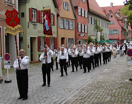 Trachtengruppe Petersberg beim Umzug durch die Altstadt von Dinkelsbhl