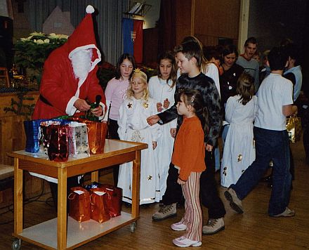 Der Nikolaus beschert eine Kinderschar bei der Pforzheimer Weihnachtsfeier.