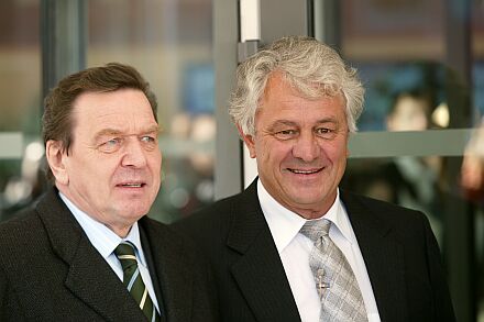Bundeskanzler Gerhard Schröder mit Jubilar Hasso Plattner beim Geburtstagsempfang am 20. Februar in Potsdam. Foto: SAP
