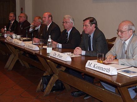 Podiumsdiskussion in Dinkelsbhl, von links nach rechts: Manfred Schuller, Gustav Weber, Dr. Christoph Machat, Rainer Lehni, Johann Schuller, Dr. Paul Jrgen Porr und Michael Konnerth. Foto: Petra Reiner