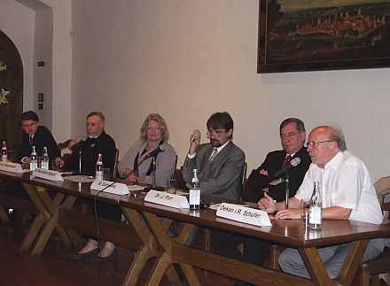 Podiumsdiskussion zum Abschluss des Heimattages in Dinkelsbhl, von links nach rechts: Dr. Gerald Volkmer, Dr. Paul Niedermaier, Karin Servatius-Speck, Robert C. Schwartz, Dr. Paul Jrgen Porr und Dekan i.R. Hermann Schuller. Foto: Petra Reiner