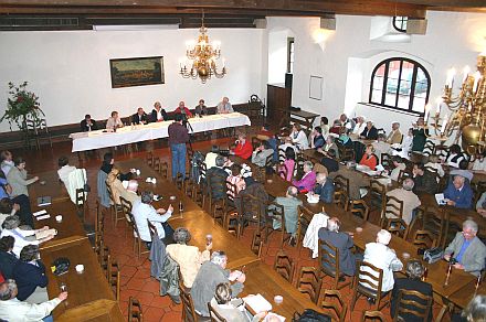 Das zahlreiche und interessierte Publikum beteiligte sich an der angeregten Diskussion im Kleinen Schrannensaal. Foto: Gnther Melzer