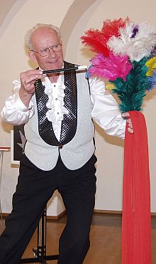 Hans Benning-Polder mit einem seiner beeindruckenden Zaubertricks. Foto: Petra Reiner