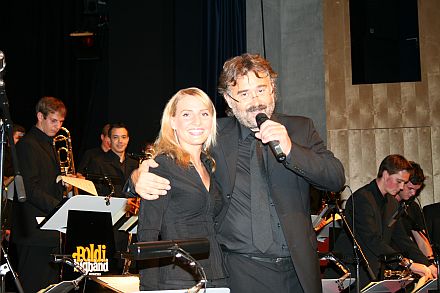 Jubilumskonzert in der Tuttlinger Stadthalle: die Sngerin Jacqueline Bensch an der Seite des Bandleaders Leopold Reisenauer unmittelbar nach der Interpretation des Herbolzheimer-Arrangements „Fever“. Foto: Dieter Freudig