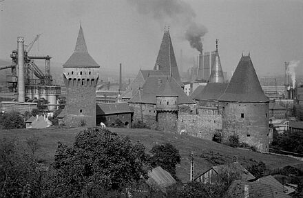 Das Schloss von Hunedoara mit inzwischen abgerissenen Industriebauten.