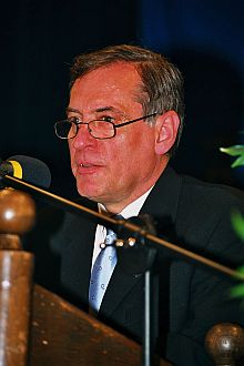 Dr. Paul Jrgen Porr, Vorsitzender des Siebenbrgenforums, bermittelte Gre aus der alten Heimat. Foto: Josef Balazs