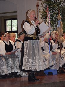 Rosel Potoradi fhrte durch das Programm im voll besetzten Schrannenfestsaal. Foto: Doris Roth