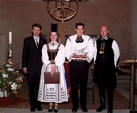 Verleihung des Siebenbrgisch-Schsischen Jugendpreises 2004, von links nach rechts: Gerald Volkmer (Studium Transylvanicum), Altmagd Andrea Zybarth, Altknecht Michael Hilfenhaus, SJD-Bundesvorsitzender Rainer Lehni. Foto: Josef Balazs.